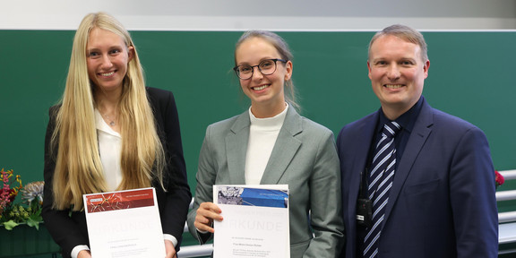 Vergabe von Urkunden durch den Dekan an Absolventinnen