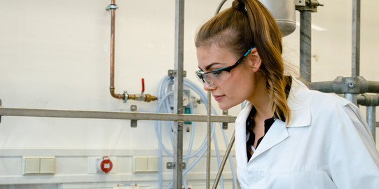 Chemieingenieurin an einer Anlage