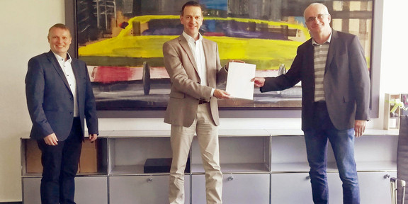 Überreichung der Ernennungsurkunde an Prof. Freund durch den Rektor Prof. Bayer im Beisein des Dekans Prof. Lütz.