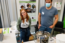 Zwei Personen stellen die Bier-Brau-AG der BCI vor