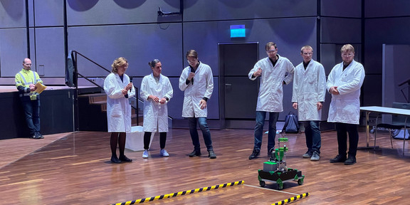 Studierende in Laborkitteln bereiten ihren Eintrag beim ChemCar Wettbewerb vor