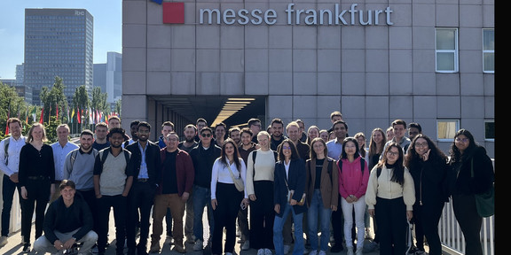 Die Teilnehmer im Gruppenfoto vor dem Eingang der Messe Frankfurt