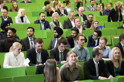 Familien der Absolvierenden im HS1 des SRG