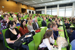 Familien der Absolvierenden im HS1 des SRG