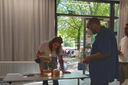 Eine BEsucherin schaut interessiert auf das Glockenspiel-Exponat.