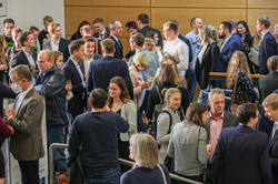 Familien der Absolvierenden vor dem HS1 des SRG am Buffet