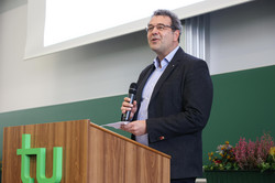 Herr Dr. Kockmann redet am Podium