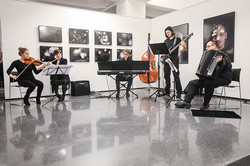 Vier Musiker spielen bei der Ausstellung „Engineering meets Art“