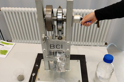 Handbetriebene Maschine mit dem Autor unbekannter Funktion wird benutzt