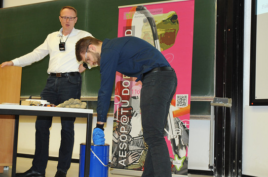 Zwei Männer präsentieren einen Versuch während einer Vorlesung