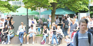 Peronen in sommerlicher Kleidung auf dem Campus der TU Dortmund