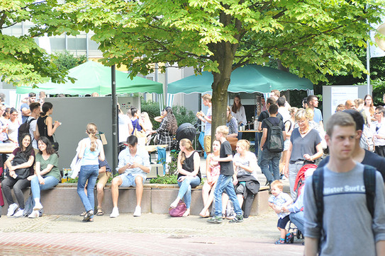 Peronen in sommerlicher Kleidung auf dem Campus der TU Dortmund