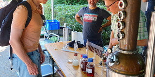 Ein Besucher schaut sich die Destille der BCI an