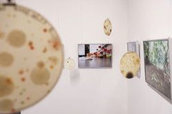 Pobjekte bei der Ausstellung „Engineering meets Art“ hängen an der Wand