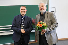 Dekan überreicht Blumenstraß an den ehemaligen Leiter des Lehrstuls Strömungsmechanik Herrn Dr. Erhard