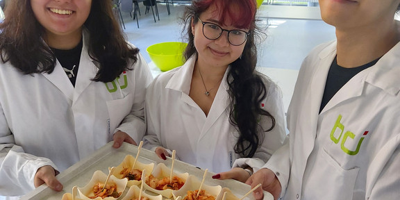 Drei Studierende stelen die Ergebnisse des Kimchi Workshops vor