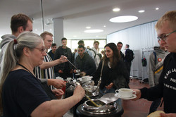 Außteilen von Suppe an Erstsemester nach der Veranstaltung Alumnis berichten