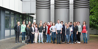 Eine Gruppe von Frauen steht in zwei Reihen nebeneinander vor dem Gebäude der BCI