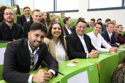 Familien der Absolvierenden im HS1 des SRG
