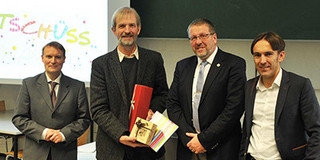 Symposium zur Verabschiedung von Prof. Wichmann Vier Männer stehen nebeneinander im Seminarraum