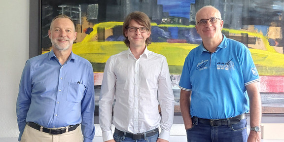 Gruppenfoto von Prof. Langenbach, Prof. Vogt und dem Rektor