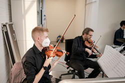 Zwei Geiger spielen zur Eröffnung der Ausstellung