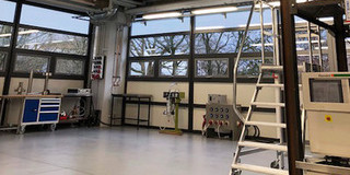 Eine Maschinenhalle mit wenig Einrichtung
