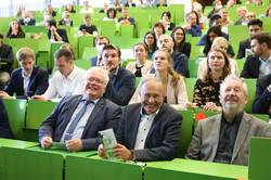 Familien der Absolvierenden im HS1 des SRG
