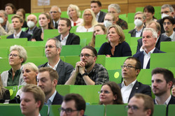 Familien der Absolvierenden im HS1 des SRG