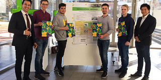 Poster zum Thema "Hybridautos und Chemie" überzeugt bei PEP Sechs personen stehen vor einer Posterwand und halten Urkunden und Blumensträusse in der Hand