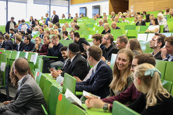 Familien der Absolvierenden im HS1 des SRG