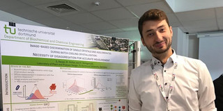 Stefan Heisel Mann steht vor einer Posterstellwand