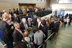 Familien der Absolvierenden vor dem HS1 des SRG am Buffet