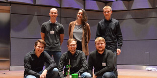 Das ChemCar 2022 "SilverArrow" steht auf dem Boden vor den 6 Konstrukteuren