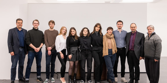 Gruppenfoto der beteiligten Künstler, Prof. Welzel, Prof. Kockmann und Herrn Hester