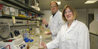 Dr. Felix Stehle und Julia Schachtsiek erzeugen den weltweit ersten nikotinfreien Tab