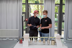 Zwei Studenten führen einen Versuch durch