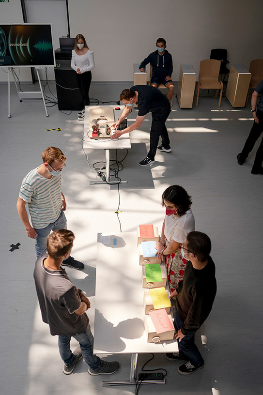 Gruppe von Studenten bei Ausstellung Engeneering Meets Art