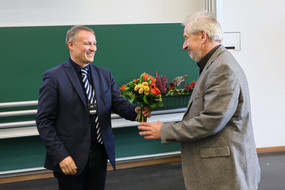 Dekan überreicht Blumenstraß an den ehemaligen Leiter des Lehrstuls Strömungsmechanik Herrn Dr. Erhard