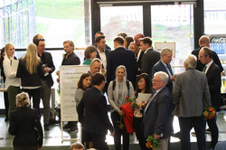 Familien der Absolvierenden vor dem HS1 des SRG am Buffet
