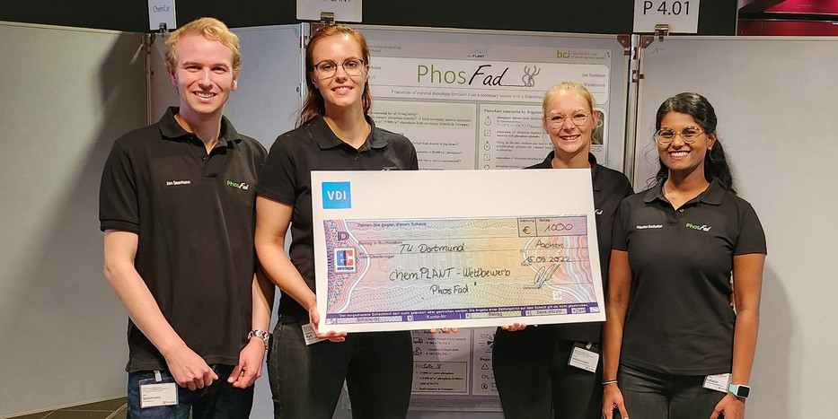  The 4 winners hold an oversized check with a value of 1000€.