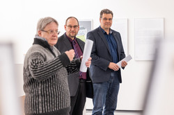 Prof. Welzel spricht, Prof. Kockmann und Herr Hester hören zu