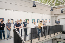 Gruppe von Studenten bei Ausstellung Engeneering Meets Art