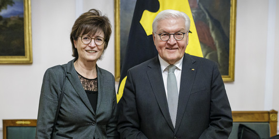 Frau Prof. Gabriele Sadowski und der deutsche Bundespräsident Frank-Walter Steinmeier stehen nebeneinander und lächeln in die Kamera. Beide tragen Brillen und sind formell gekleidet.