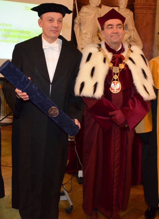 Zwei Männer mit historischen Universitäts-Gewändern stehen nebeneinander