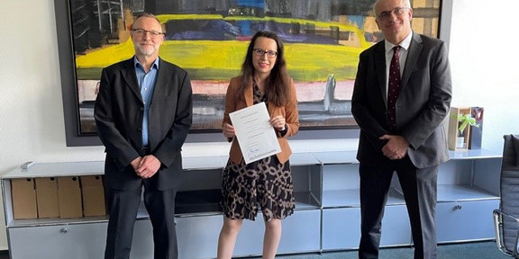 3er Gruppe. Prof. Vogt links, Prof. Germann mittig, Prof. Bayer rechts. Frau Germann hält Ihre Urkunde.