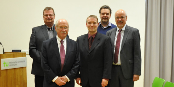 BCI Jubilee Lecture mit Ignacio Grossmann Fünf Personen stehen neben einem Rednerpult