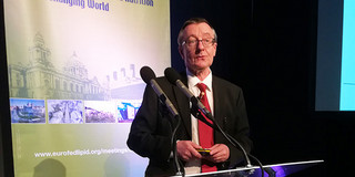 Prof. Arno Behr mit der Normann-Medaille geehrt Ein Mann steht auf einer Bühne an einem Rednerpult