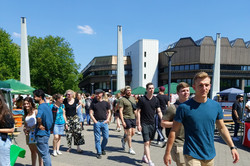 Besucher strömen über die Mensabrücke