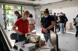 Gruppe von Studenten bei Ausstellung Engeneering Meets Art